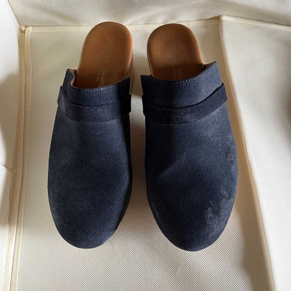 Andre Assous Sofi Platform Navy blue suede clogs